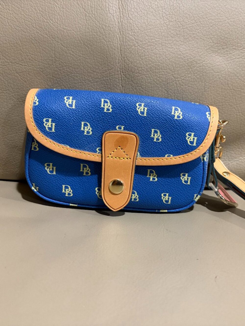 "Dooney & Bourke" Flap Wristlet (PREOWNED)